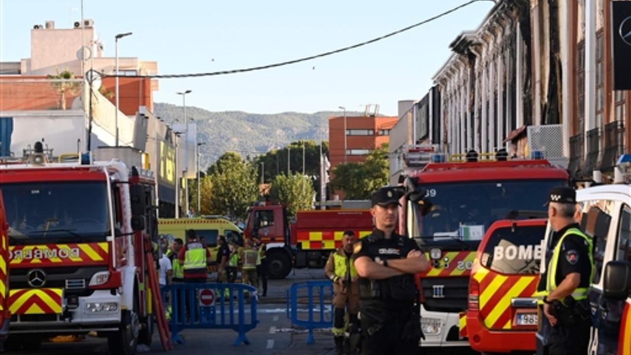 Emergency services cordon off a street where at least thirteen people were killed in a fire at a nightclub in Murcia