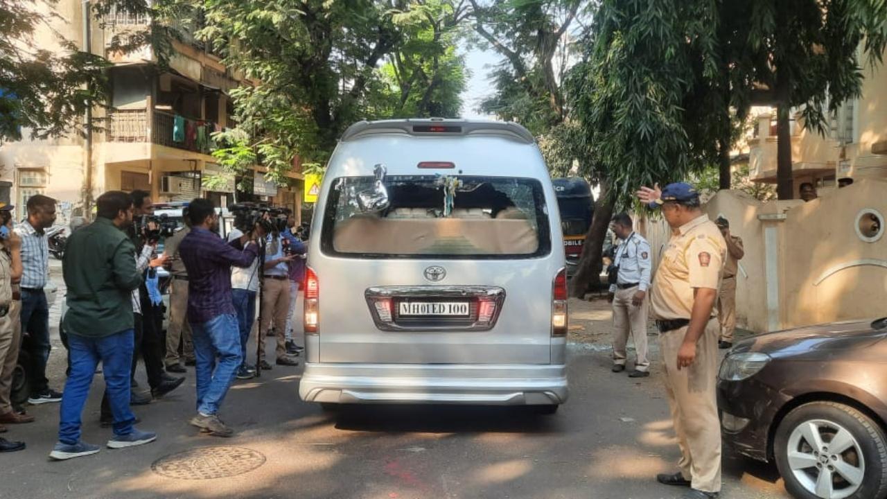 Two cars of advocate Gunaratna Sadavarte, were vandalised (Pic/Pradeep Dhivar)