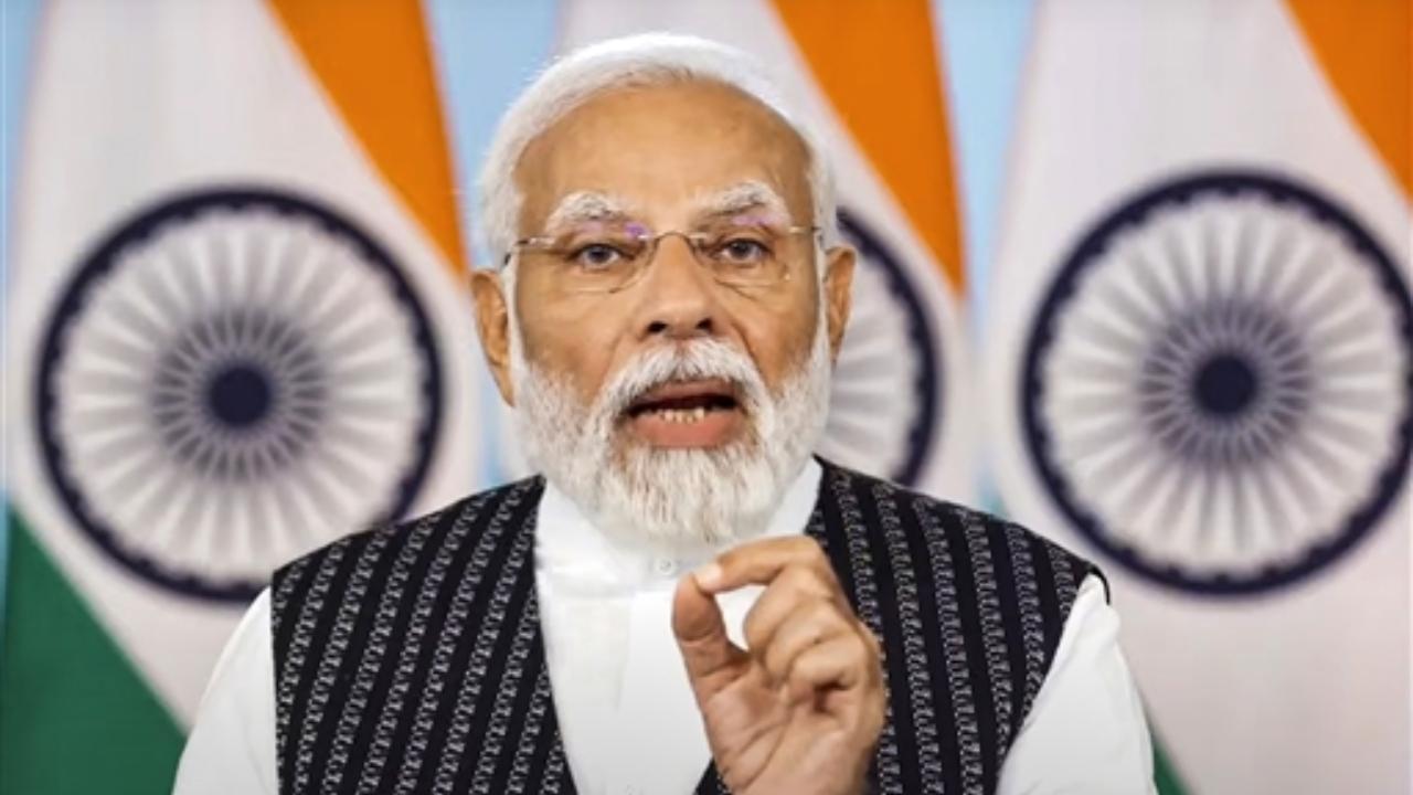 Maharashtra: PM Modi offers prayers at Shirdi's Saibaba temple
