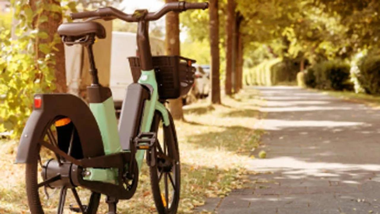 14-year-old girl pedals trolley 35 km to carry injured father to hospital