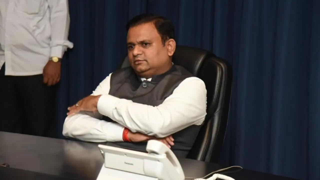 Sena row: SC orders Maharashtra assembly speaker to decide disqualification petition by Dec 31