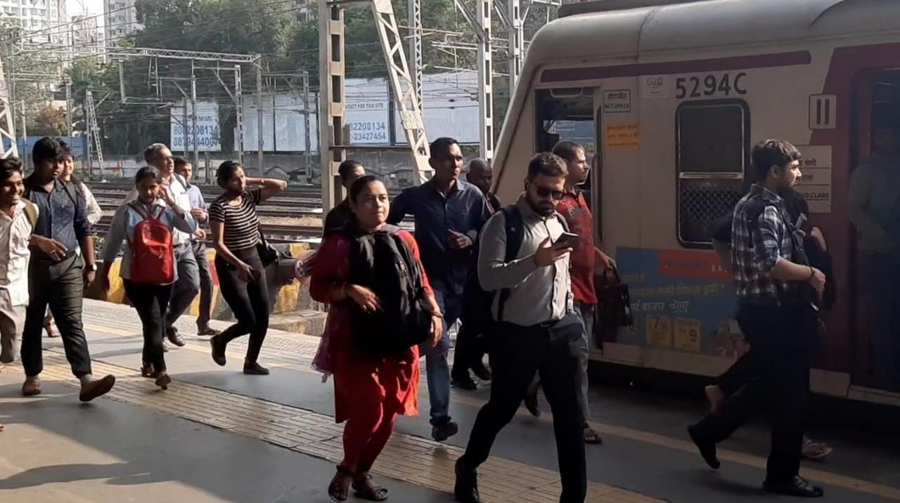 Western line railway stations experienced a significant crowd on the platform due to a week-long mega block