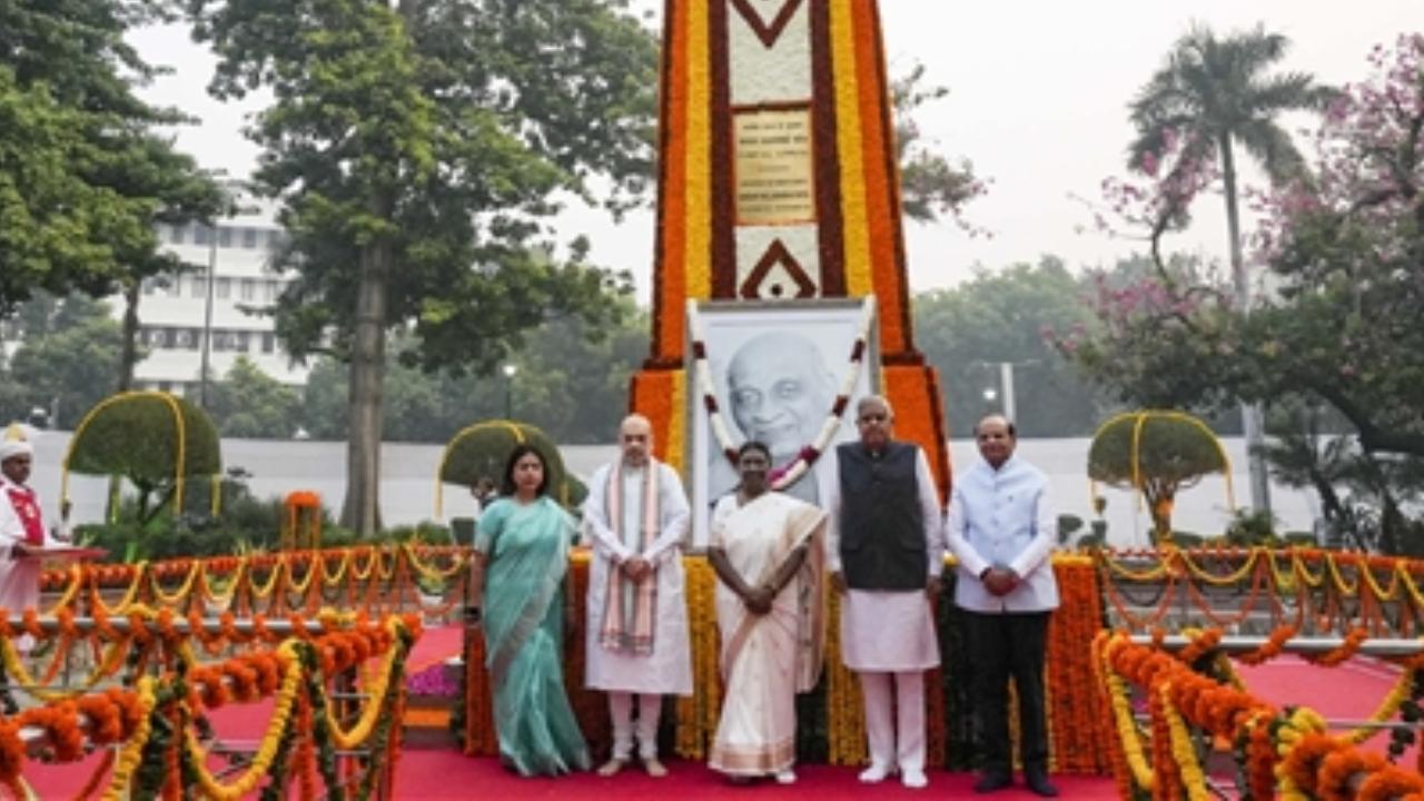 President Droupadi Murmu with Vice President Jagdeep Dhankhar, Union Home Minister Amit Shah, Union MoS for External Affairs Meenakashi Lekhi and Delhi Lieutenant Governor Vinai Kumar Saxena poses for photos after paying homage to Sardar Vallabhbhai Patel on his birth anniversary, at Patel Chowk in New Delhi