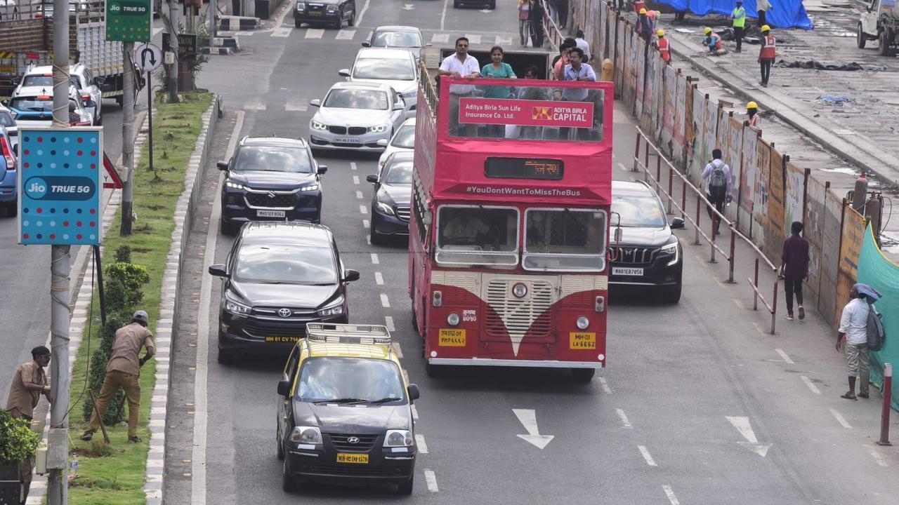 In the early 1990s, the BEST had a fleet of around 900 double-decker buses running on fossil fuels. On September 15, Mumbaikars bid adieu to the last iconic red double-decker bus that was operated on the 415 route between Andheri Station East and SEEPZ. Scores of passengers took the last ride on the decorated bus on the last day