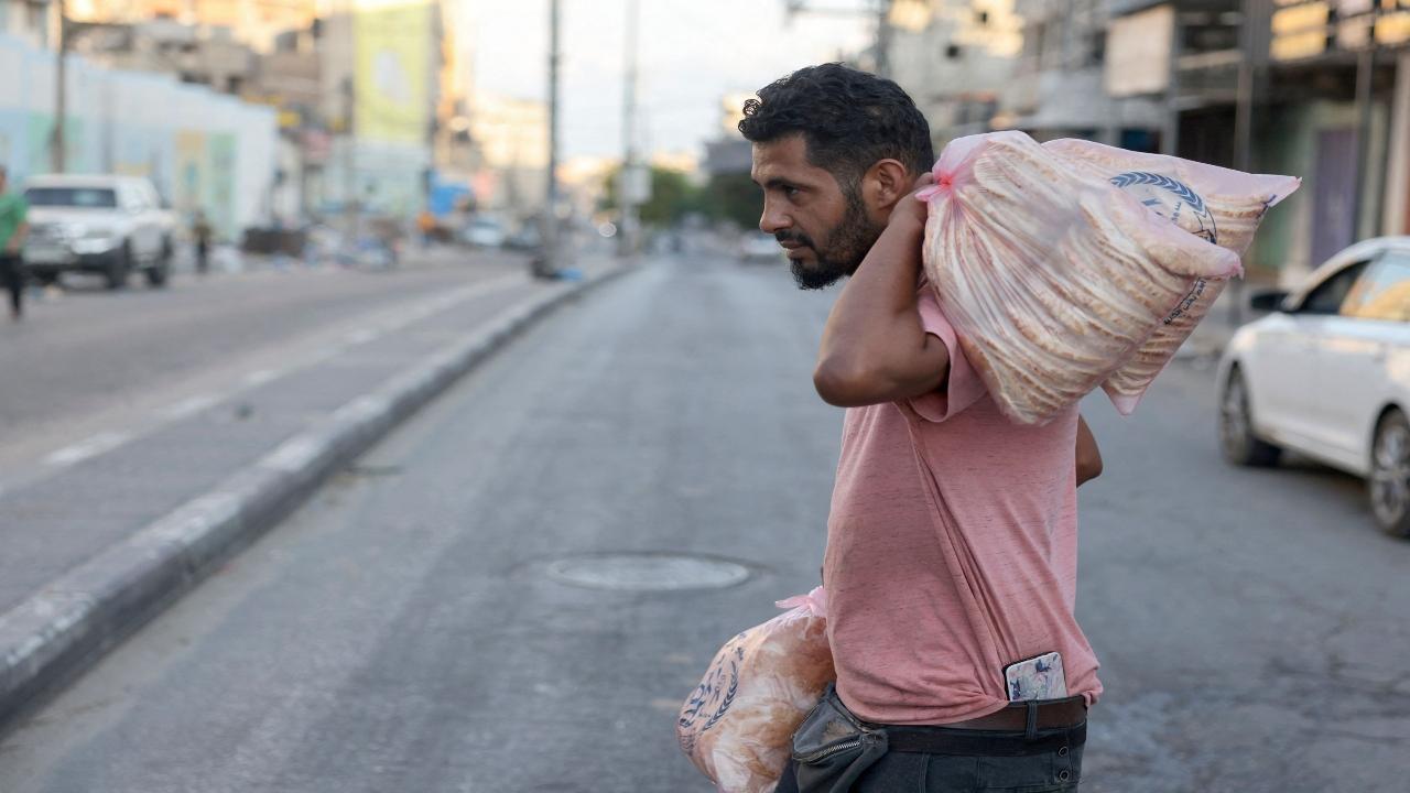 Tens of thousands of Palestinians have been forced to flee the northern Gaza Strip as Israeli airstrikes relentlessly pound this besieged area, amid growing concerns of an impending ground invasion. The dire situation has been further exacerbated by a tragic incident where a civilian evacuation convoy was hit, reportedly causing the death of 70 people, including women and children