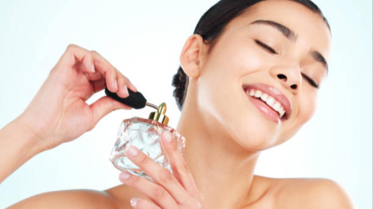 For spring and summer seasons – fresh, especially flowery or citrus fragrances are best. These scents produce a positive mood by capturing the liveliness and vibrancy of these seasons. For instance, etiver, rose, rajnigandha, sandalwood and mitti