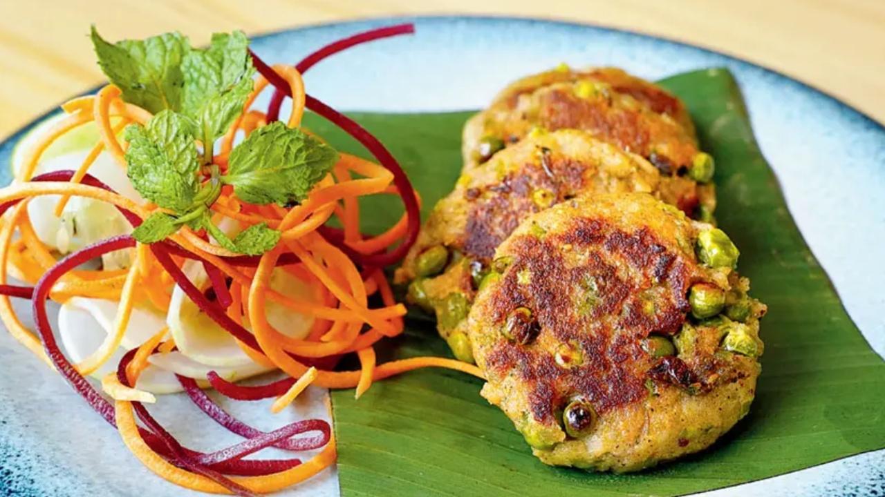 The idea behind this pop-up in the city is to highlight hyperlocal cuisines of India—this time, we go on a culinary journey to the historic town of Murshidabad and discover the hidden gems of cuisine from this region. In Photo: Aloo pani phal ki tikki