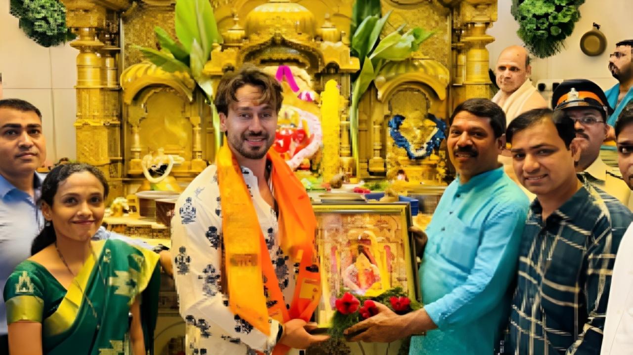 Ganapath: Tiger Shroff seeks blessings at Siddhivinayak Temple