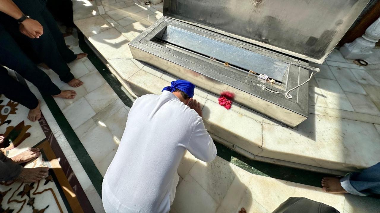 After paying obeisance, he visited the Akal Takht, the highest temporal seat of the Sikhs, and also performed 'sewa' (voluntary service) by cleaning water bowls used by devotees
