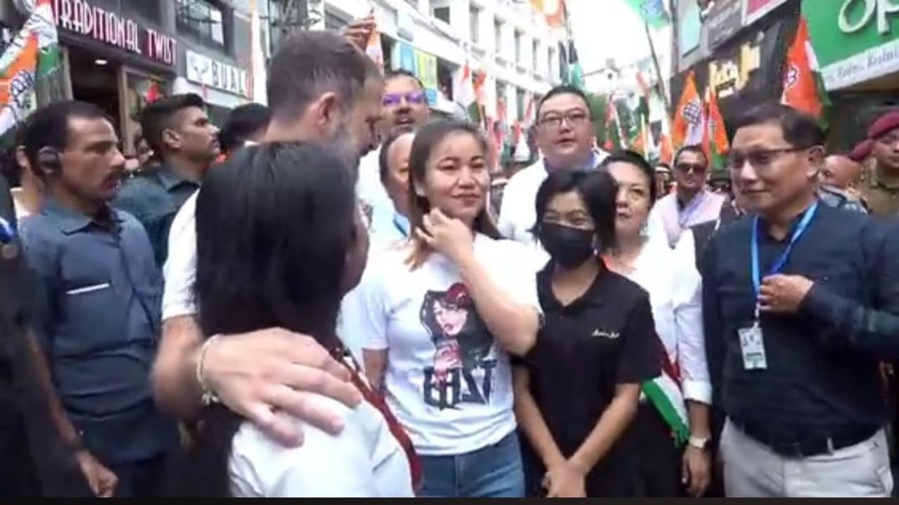 He shook hands and interacted with those coming to meet him during the padayatra