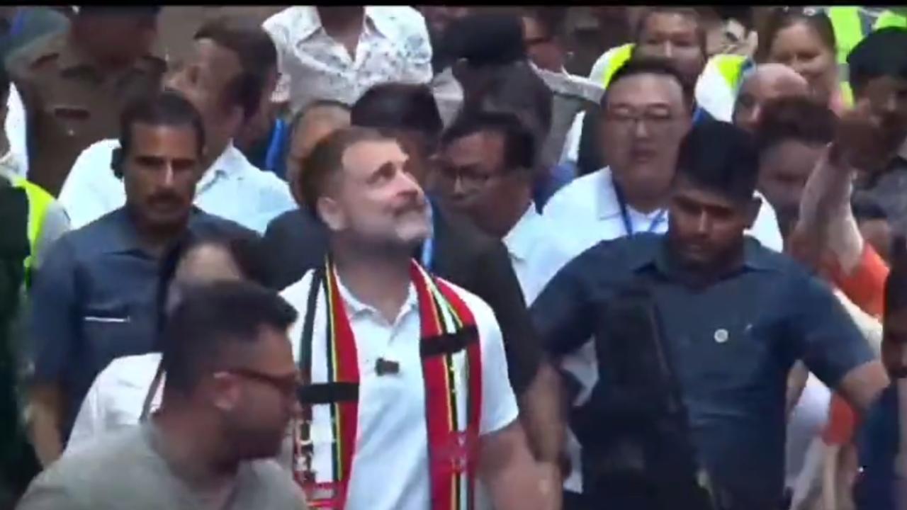 Some people were also seen taking pictures with the Congress leader during his padayatra