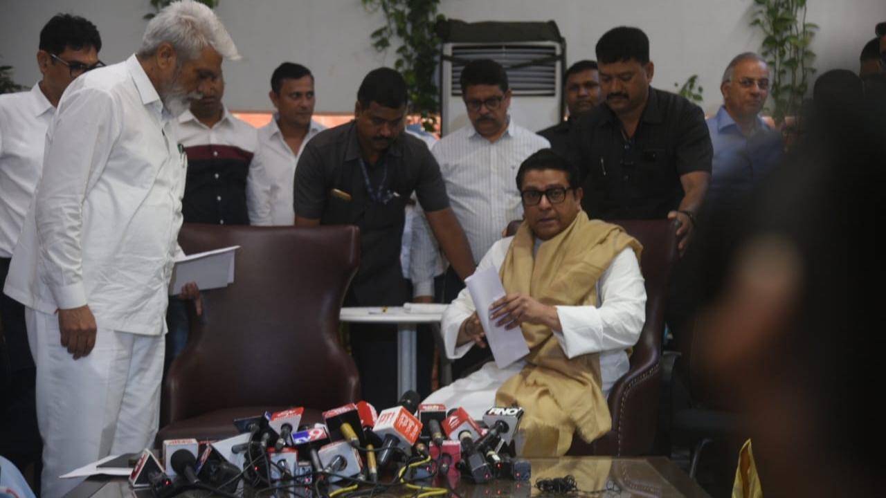 MNS chief Raj Thackeray met CM Shinde to discuss the toll booth issues. Pics/Pradeep Dhivar