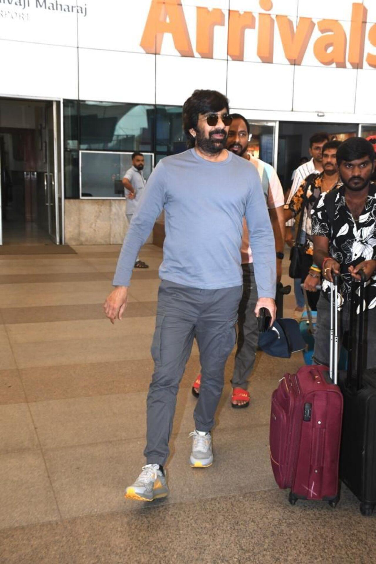 The actor was seen dressed in a simple grey t-shirt and denims with a pair of sunglasses