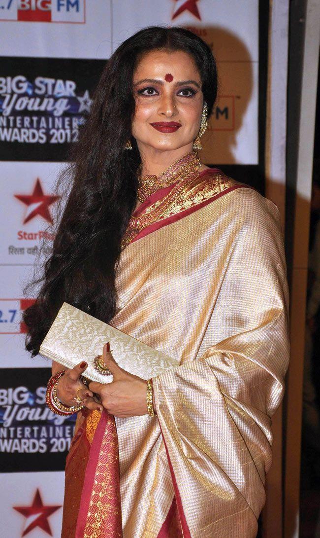 Rekha looked absolutely stunning in a cream kanjeevaram saree with a bold red border. Her outfit radiated classic vibes