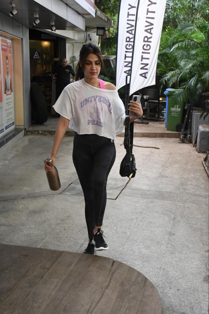 The actress knows how to serve looks even if it's she's in her gym wear