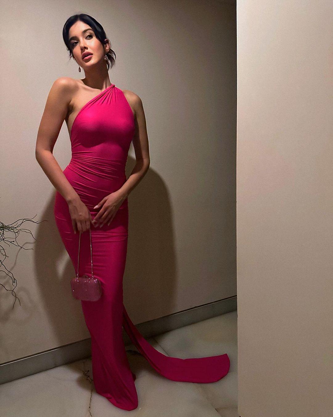Shanaya Kapoor looked stunning in a pink, form-fitting dress with a chic one-shoulder design.