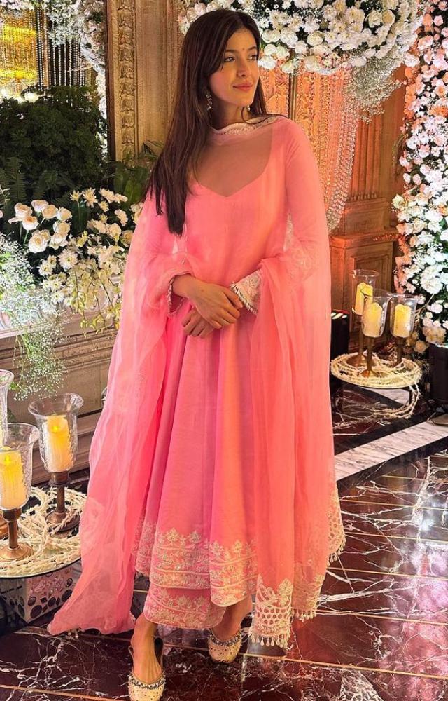 To complete her traditional ensemble, she slipped into some sparkling juttis and added a touch of elegance with a pair of gold and pearl earrings.