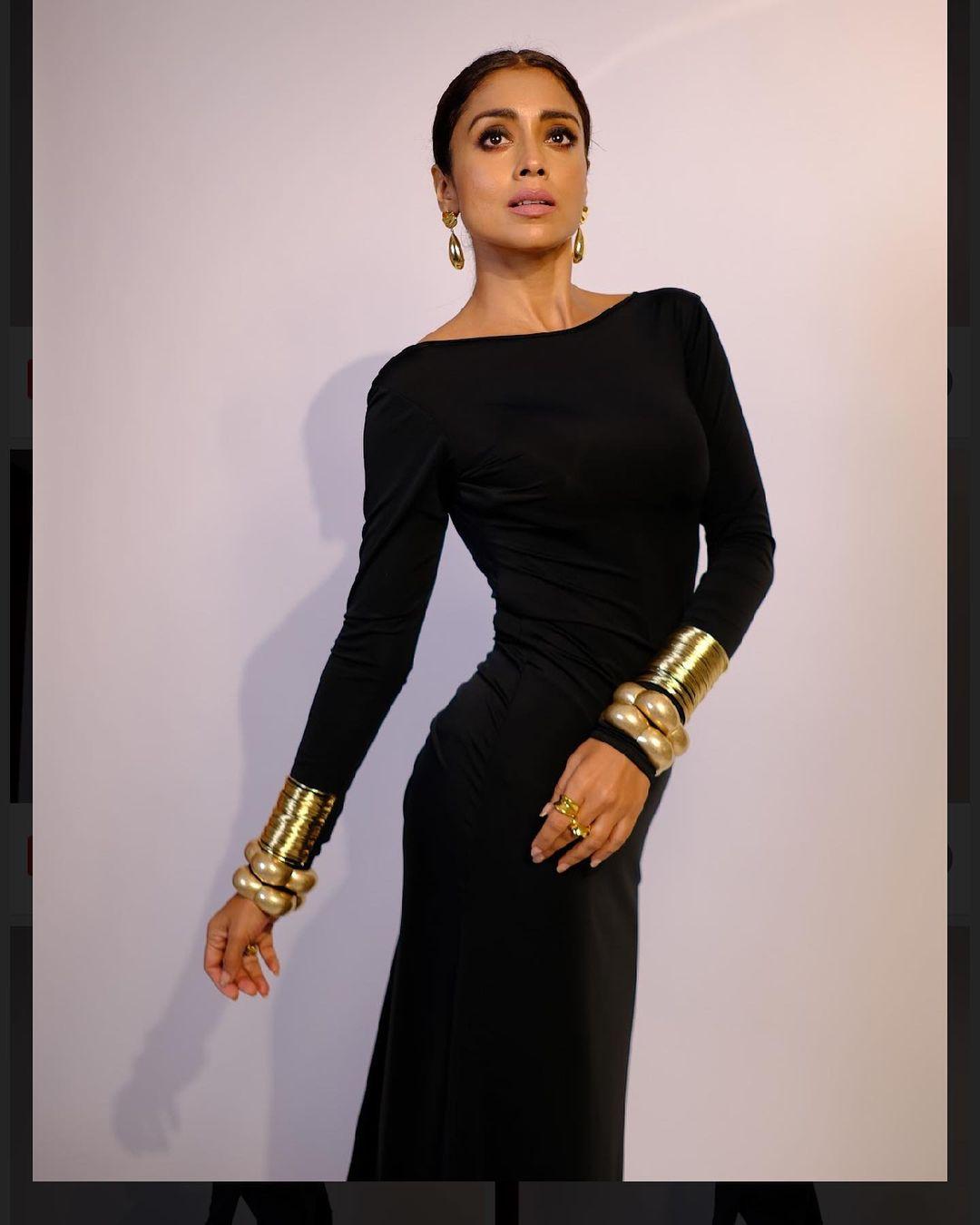 You can never go wrong with a black dress, and Shriya Saran proves that in this ensemble!