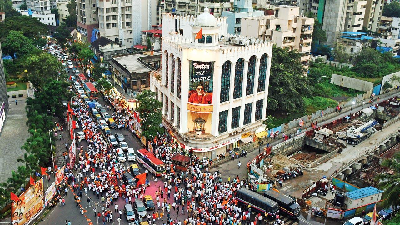 Shiv Sena party workers pass Sena Bhavan while heading to Shivaji Park for the party’s annual Dussehra rally on October 5, 2022. Pic/Ashish Raje