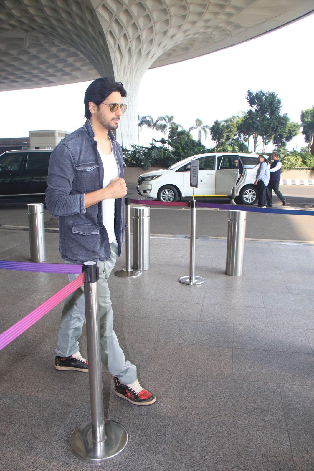 The actor opted for an all-casual look as he jetted off