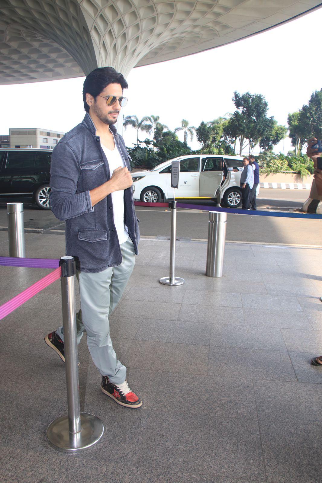Sidharth Malhotra the Bollywood heartthrob was seen at the airport today