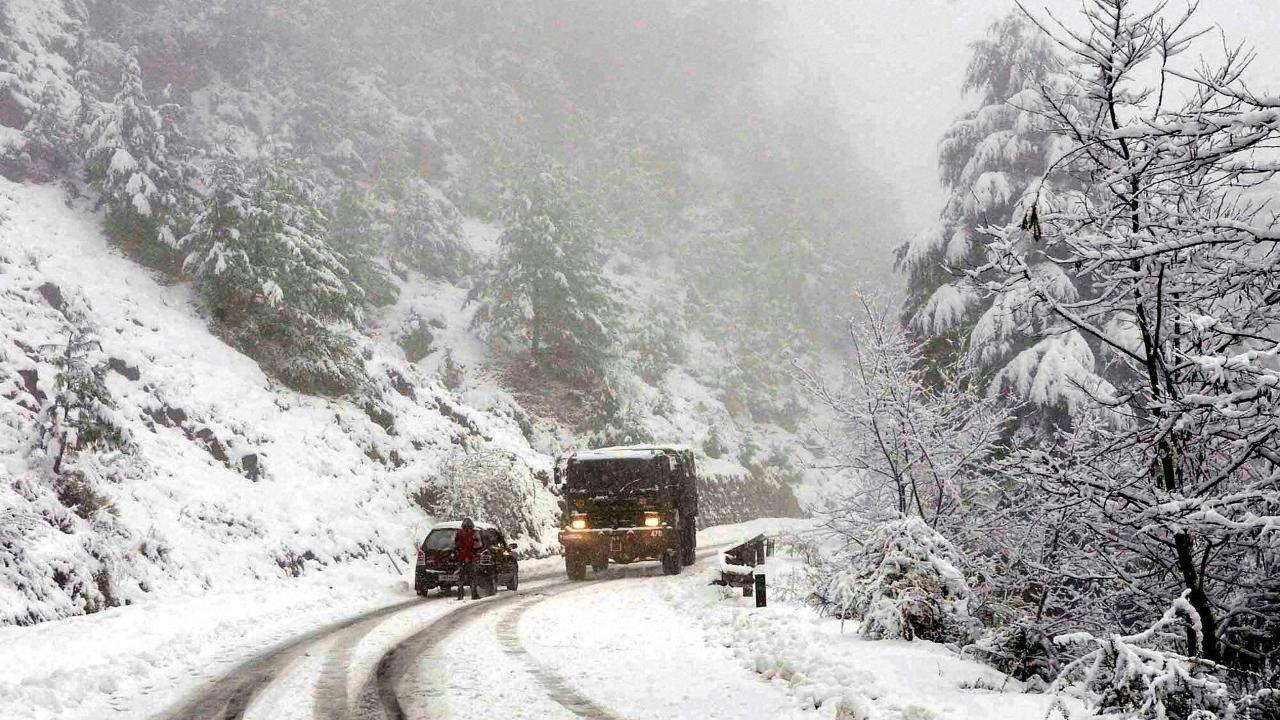 Mughal road blocked due to snowfall, heavy rains in higher reaches of Jammu