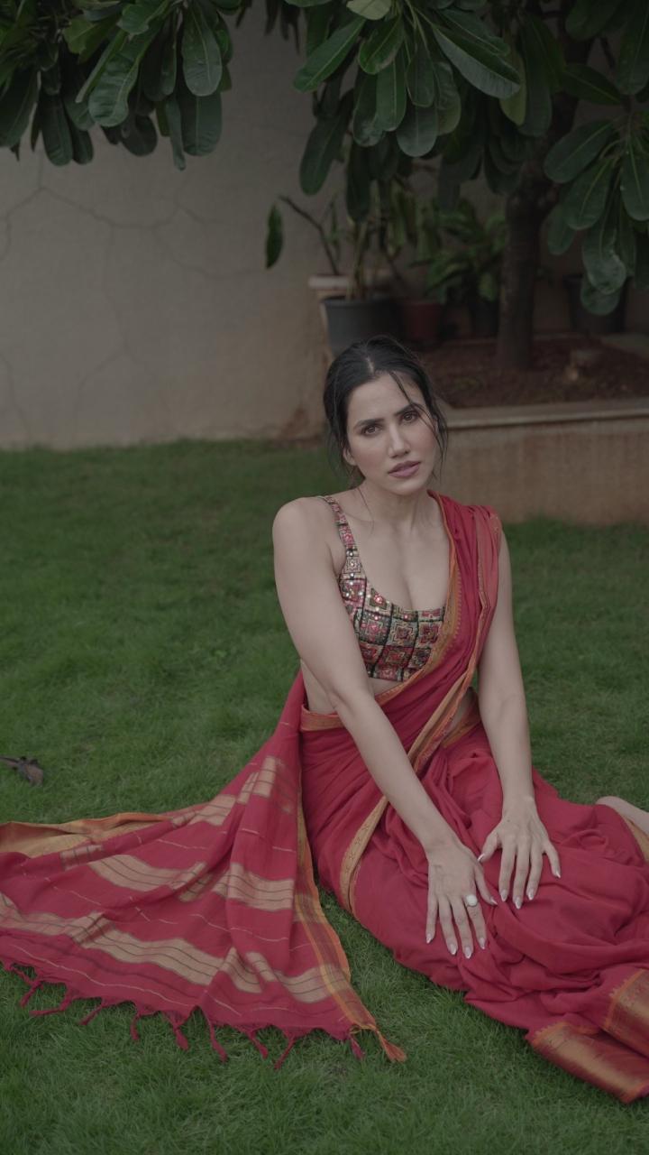 Saree is the most beautiful outfit ever worn. Sonnalli Seygall looked elegant in a red saree. While it looked stylish, the saree seemed light-weight and easy to drape