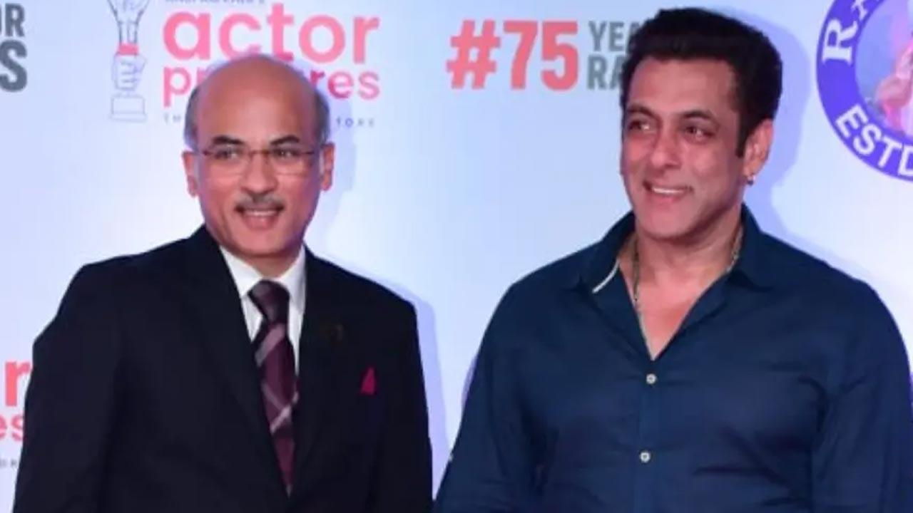 Salman Khan poses with director Sooraj Barjatya at ‘Dono’ premiere in Mumbai