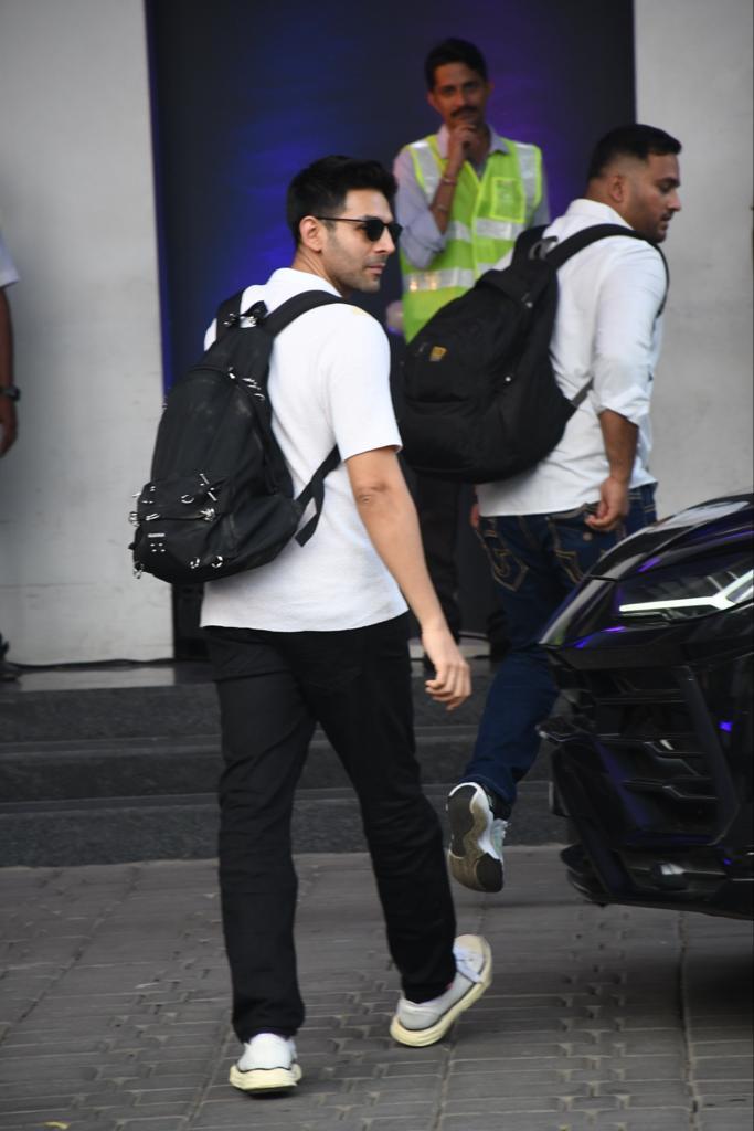 The actor opted for a casual look in a white t-shirt and black pants