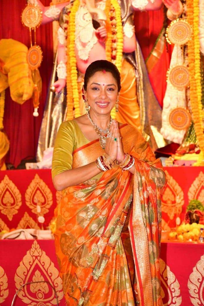 
Rupali Ganguly sought blessings of Durga at the pandal
 

 