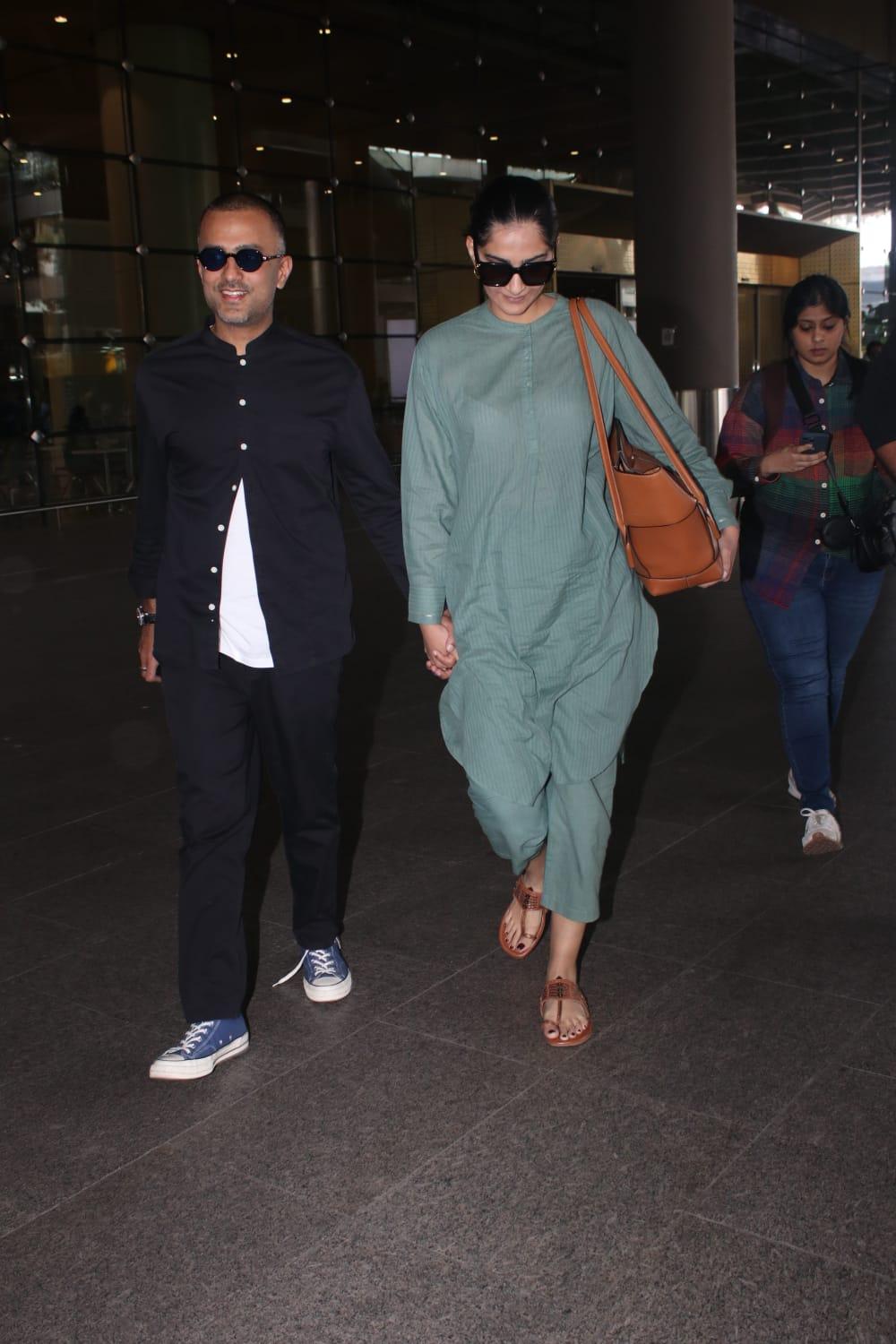 Sonam Kapoor and Anand Ahuja were spotted arriving at the airport 
