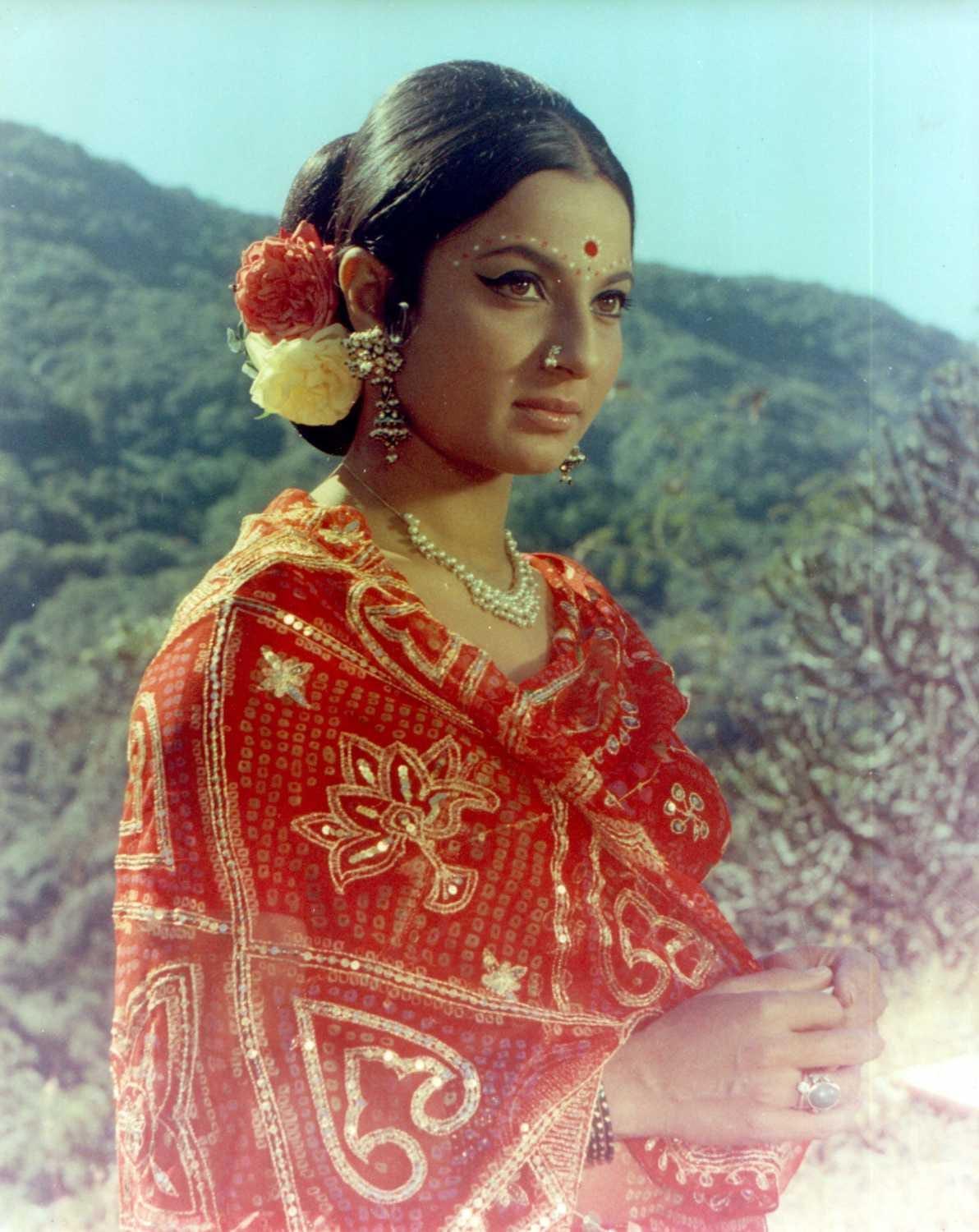 Tanuja, who happens to be Nutan's sister, had a successful career in Hindi and Bengali films. She teamed up with big-name actors like Sanjeev Kumar, Rajesh Khanna, and Dharmendra, creating movies that won over the audience. 