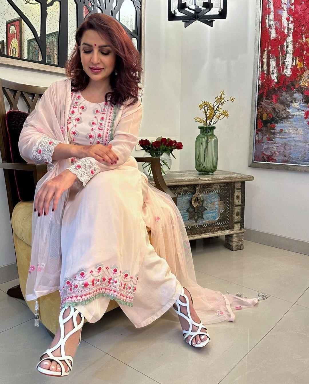 Tisca Chopra looked lovely in a cream salwar set, with the salwar featuring colorful intricate designs along the borders.
