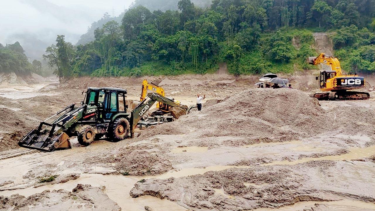 Indian Army personnel during restoration work after floods. Pic/PTI 