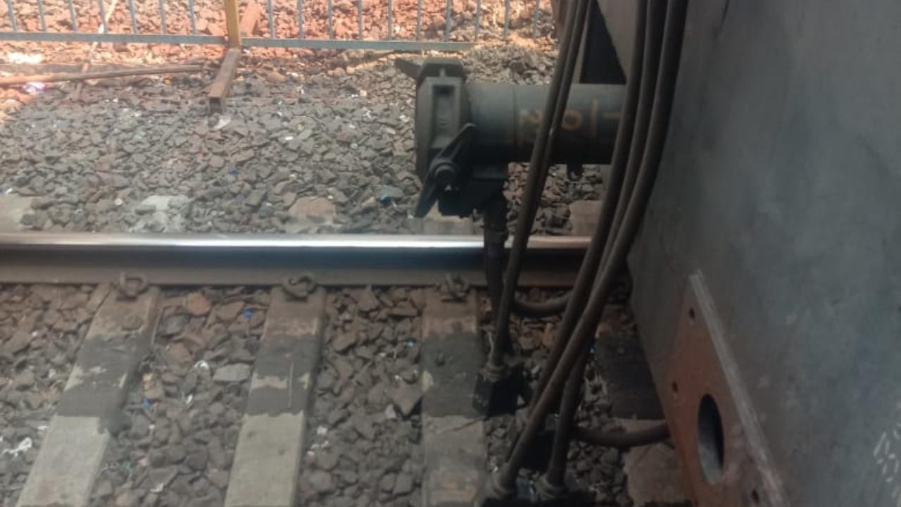 Borivali-bound train coach uncouples at Marine Lines (Story/Rajendra Aklekar)
