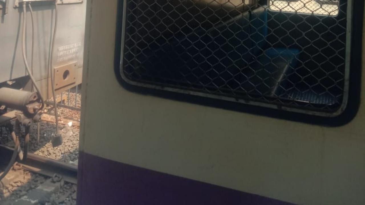 A suburban local train bound for Borivali witnessed an uncoupling between the third coach and the rest of the train. The incident occurred at precisely 11:02 am on Sunday