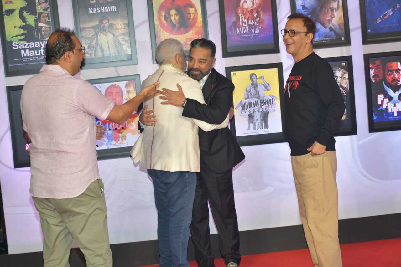 Naseeruddin Shah gives a warm hug to Kamal Haasan who specially flew up to Mumbai from Chennai for the event