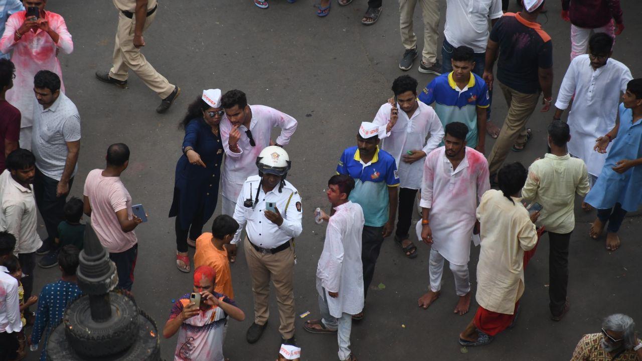 Amid the chaos, personnel from Mumbai Police looked out for the devotees well being and to ensure law and order is maintained