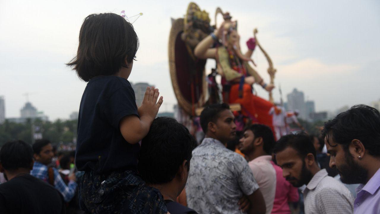 A large number of people were seen waiting on roads, the immersion site for the final 'darshan' of the famous idols like Lalbaugcha Raja