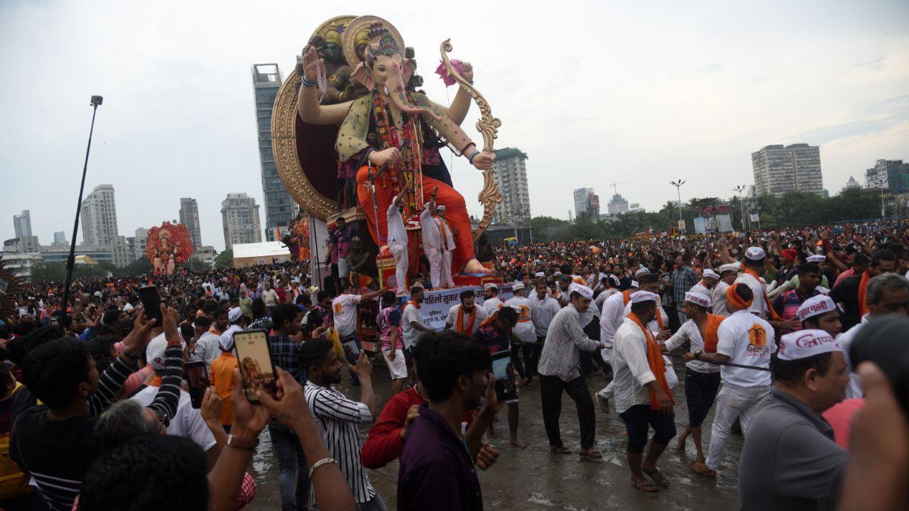 Devotees looked at his ‘Bappa’ with admiration as the procession made its way out from bylanes of Khetwadi