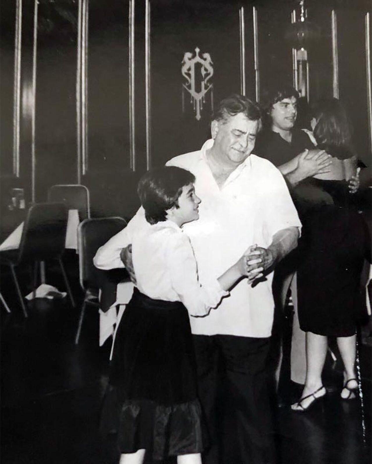 Karisma Kapoor enjoys a beautiful first dance with grandfather Raj Kapoor. 