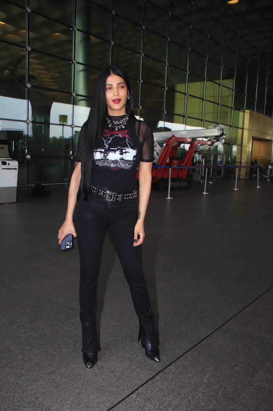 Shruthi Haasan was clicked at the airport
