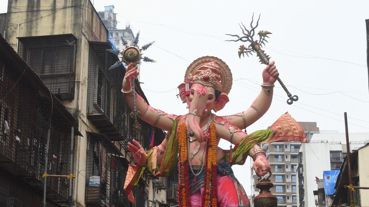 Devotees from all walks of life thronged to immersion points with great enthusiasm as they arrived to seek one last glimpse of Lord Ganesha before the visarjan