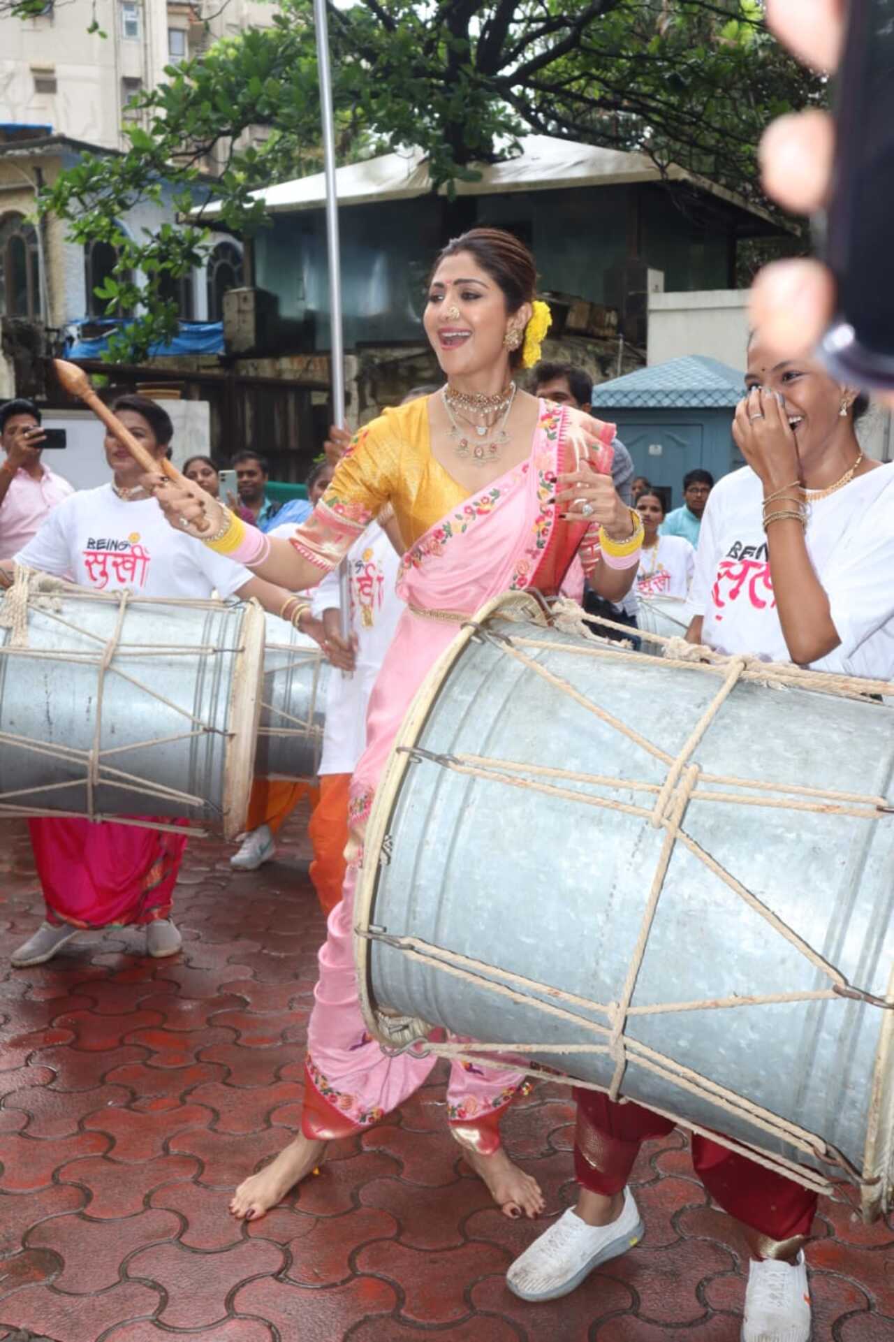 The actress danced to the beat of the dhol as she bid adieu to Ganpati Bappa