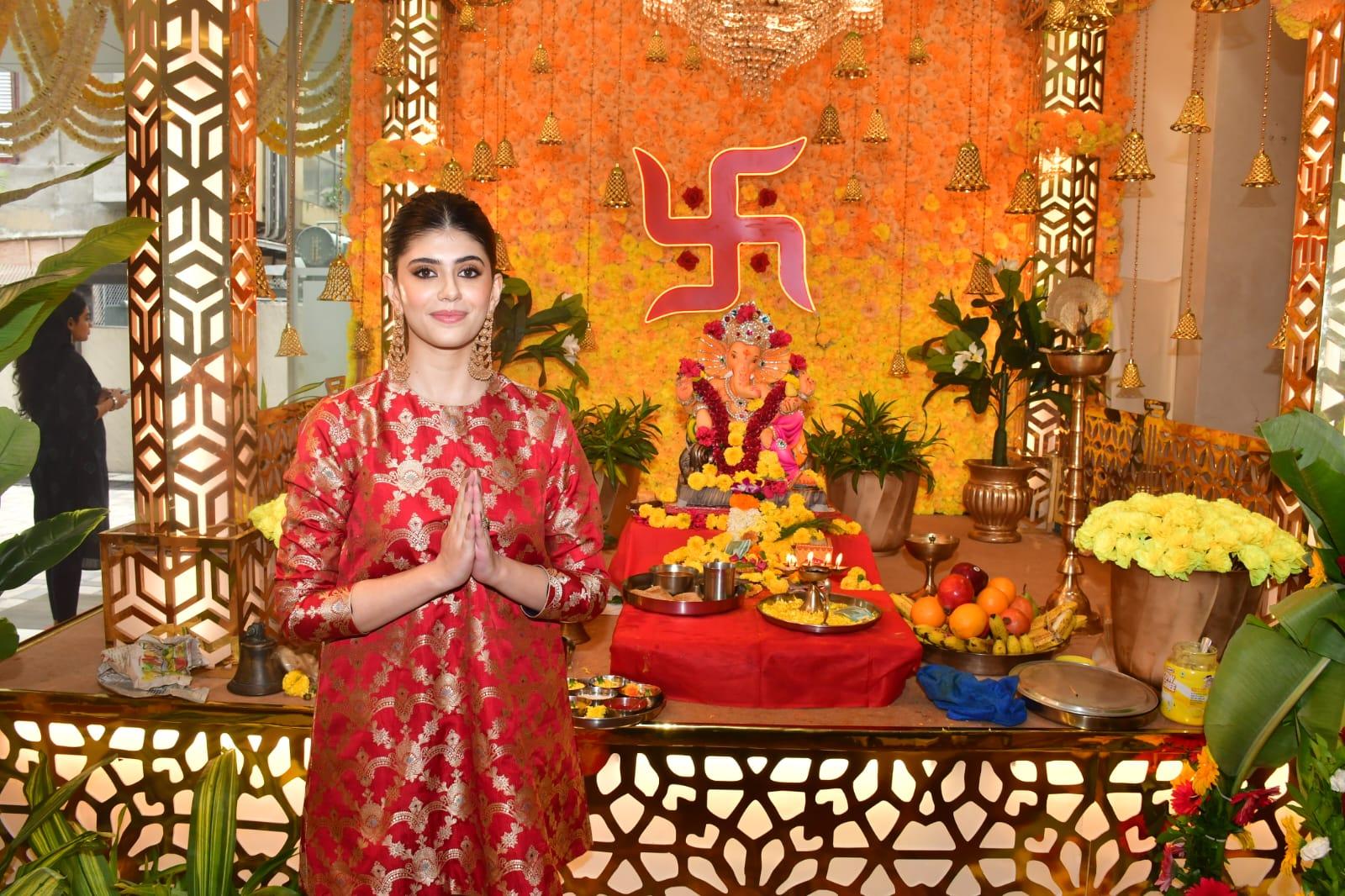 Sanjana Sanghi also reached T-series to seek blessings