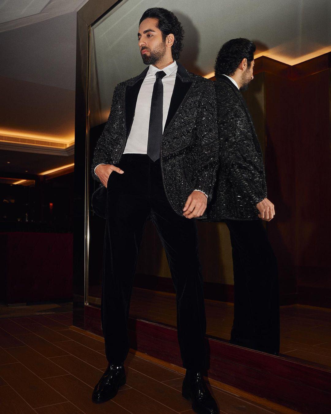 When it's time to make a statement and bask in the spotlight, Ayushmann Khurrana opted for a shimmery black suit, paired with a tie. 