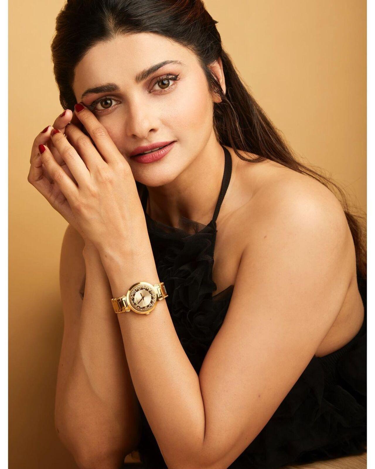 The actress chose a subtle and understated nude makeup palette that highlighted her beauty. The delicate pink blush that adorned her cheeks, paired with a perfectly matching lipstick, added a touch of rosy warmth