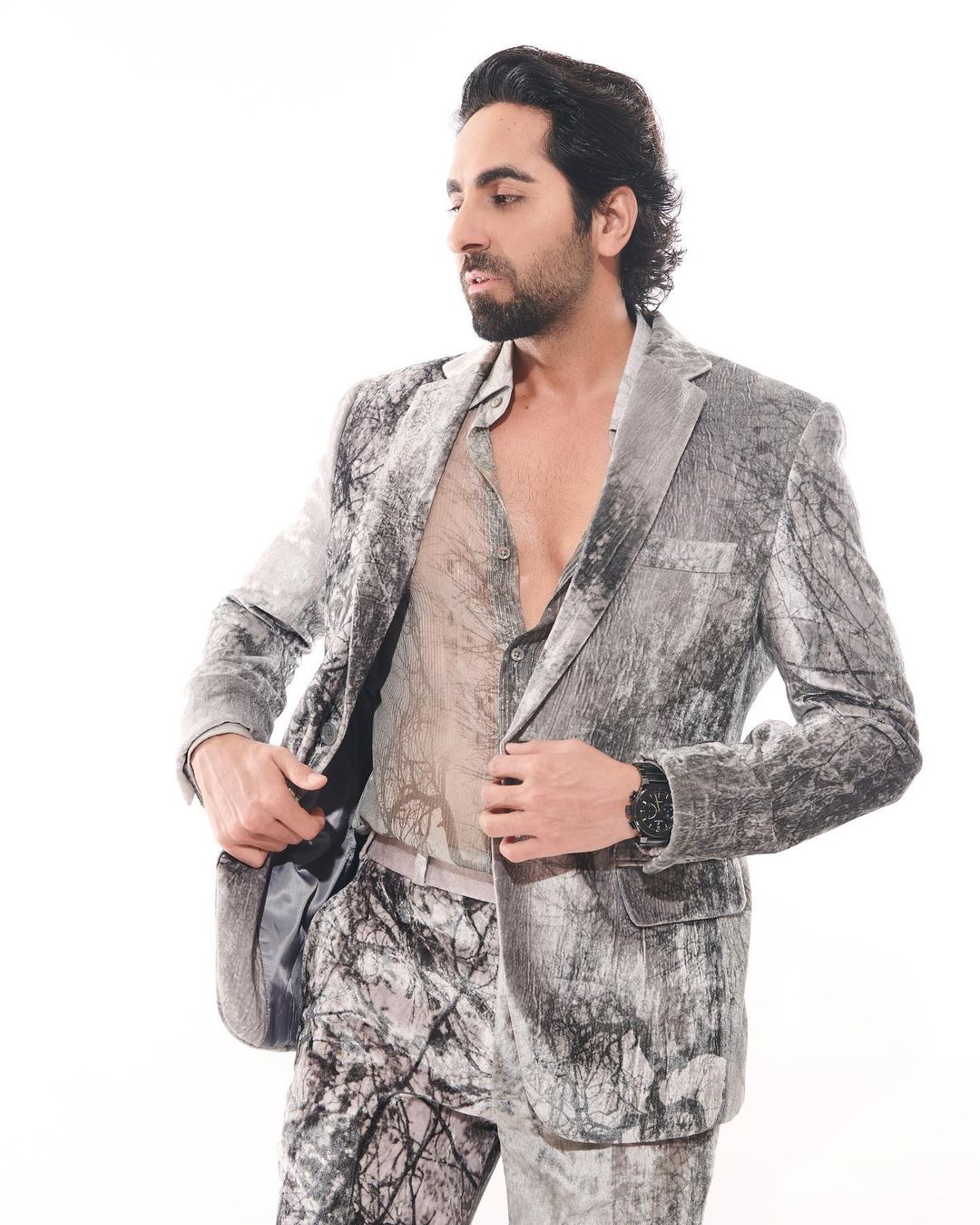 His grey suit exuded an understated elegance that goes beyond simplicity. In this ensemble, Ayushmann proved that sometimes, less is indeed more