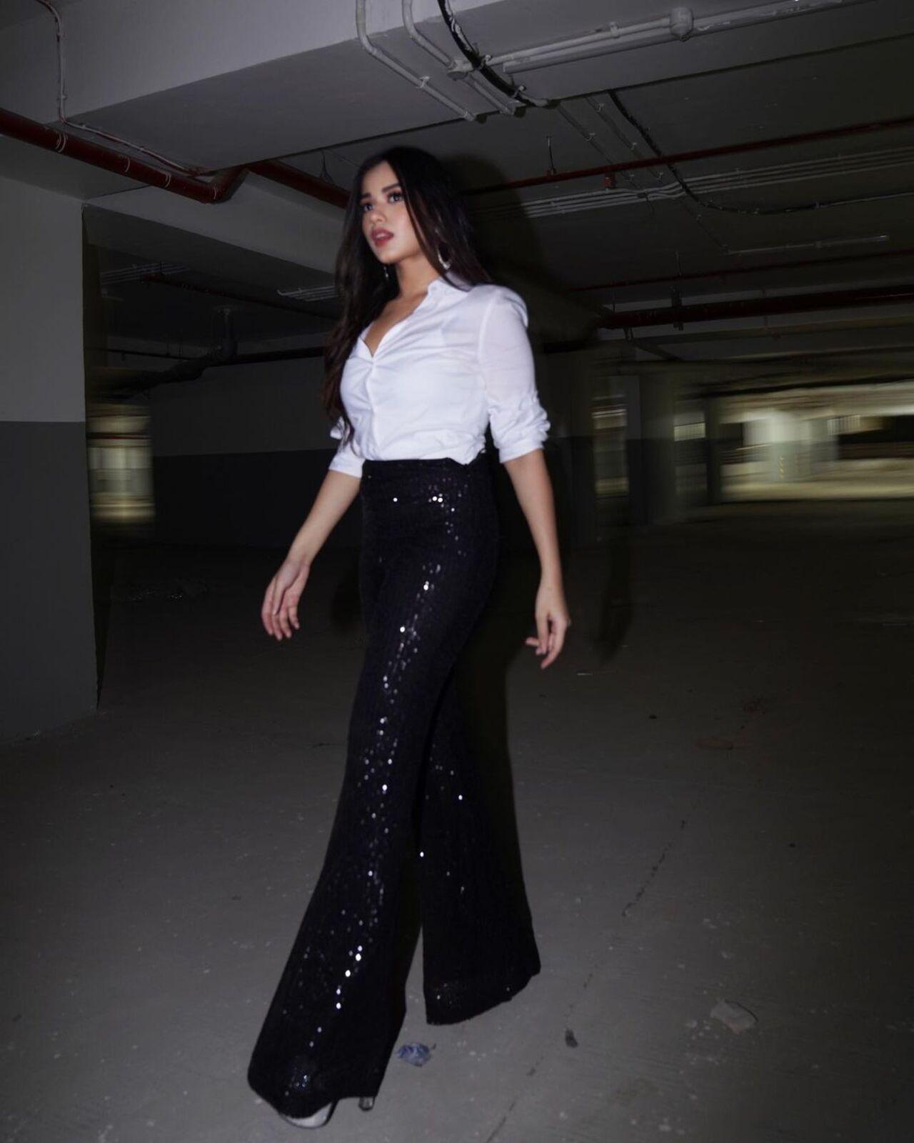 The actress donned a white shirt elegantly matched with high-waisted jeans. The sequin detailing along the sides injected a refreshing sparkle into her ensemble