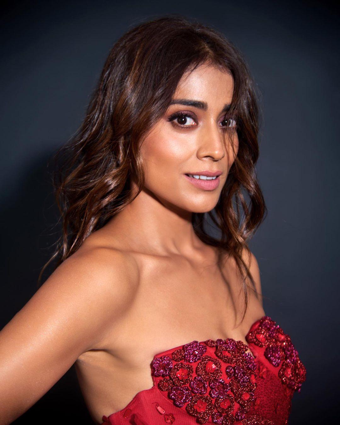 One of the most captivating aspects of Shriya's look was her choice to go minimal with accessories. 